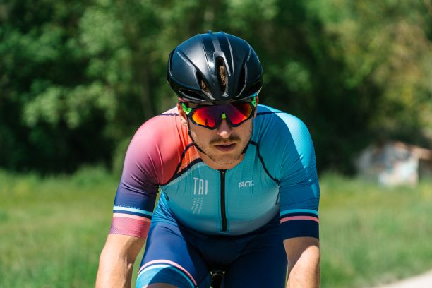 COMBINAISON DE TRIATHLON LONGUE DISTANCE MANCHES COURTES