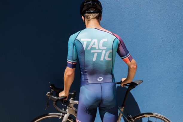 COMBINAISON DE TRIATHLON LONGUE DISTANCE MANCHES COURTES